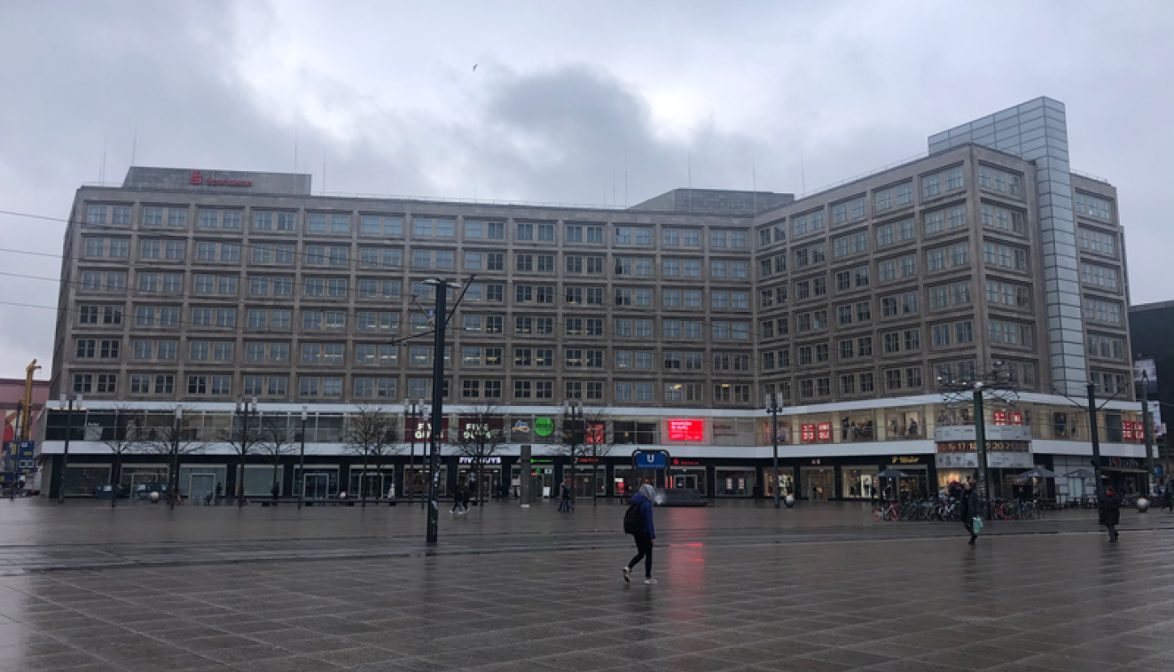 Blick auf das Bestandsgebäude am Alexanderplatz 