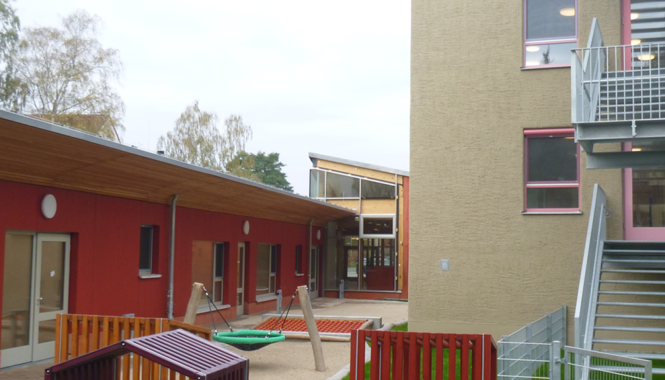 Blick auf den Neubau (Bauteil A), dem Foyer (Bauteil C) und dem Bestandsbau (Bauteil D)