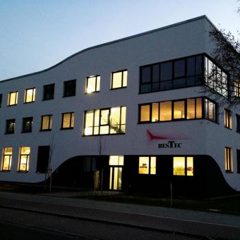 Außenansicht es fertiggestellten Neubaus der BesTec GmbH Außenansicht es fertiggestellten Neubaus der BesTec GmbH