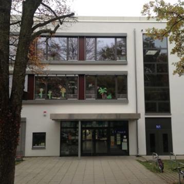 Haupteingang des Schulneubaus (Hauptgebäude) Haupteingang des Schulneubaus (Hauptgebäude)
