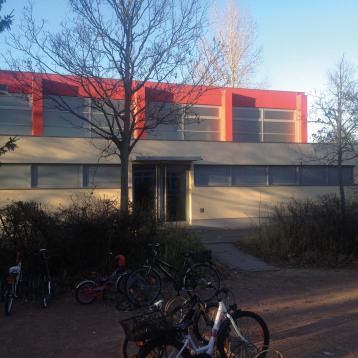 Außenansicht der sanierten Sporthalle Außenansicht der sanierten Sporthalle